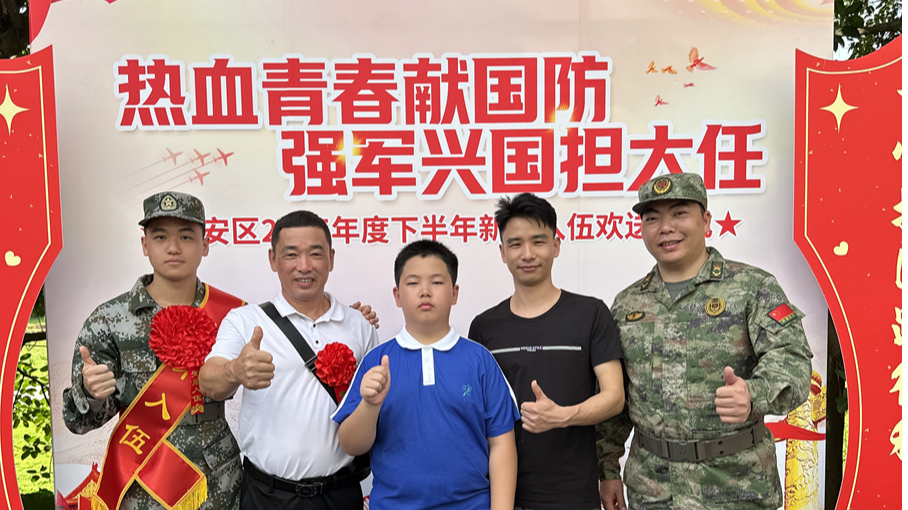 兄送弟，踏军旅！西乡新兵入伍欢送活动现场这一幕，令人动容