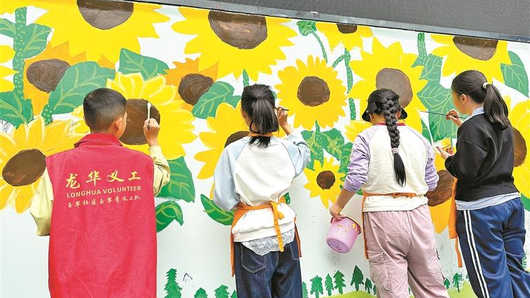 向日葵墙绘亮相玉翠社区