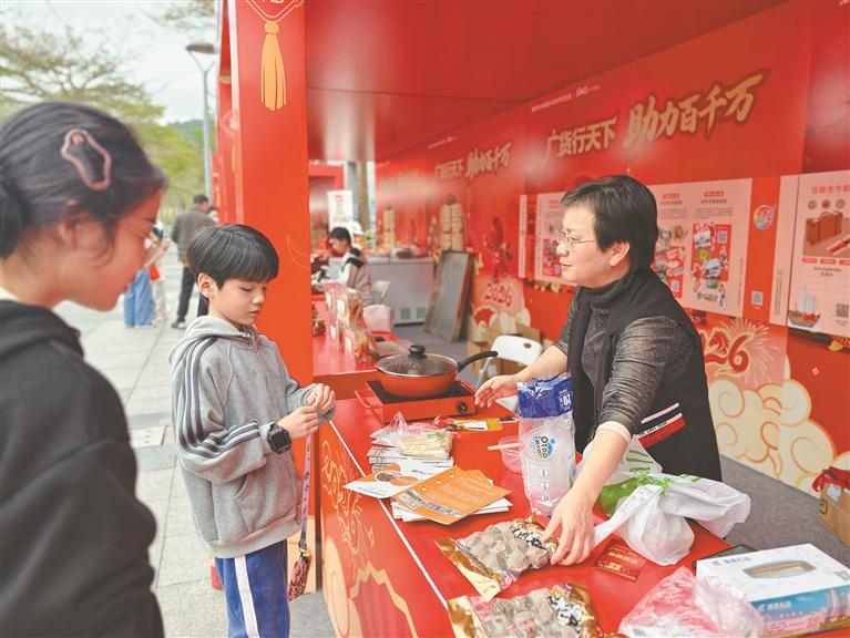 光明对口帮扶地区汕尾城区携好物亮相“粤享年集”：将山海交汇的味道带给深圳市民