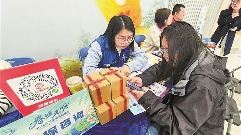 光明社保分局“便民窗口”搬到招聘一线