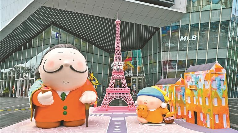 粉红色埃菲尔铁塔“争艳”大悦城