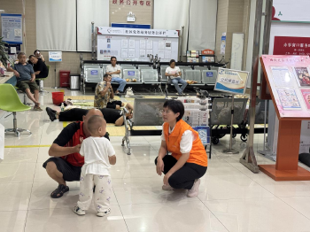 观湖樟坑社区应急避难场所工作人员秒变“妈妈”