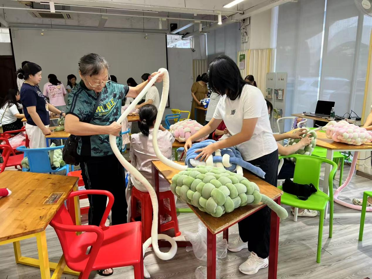福海街道稔田社区党委开展手编抱枕活动