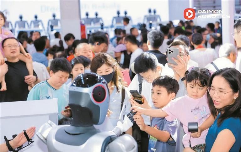 戴盟机器人亮相2025世界机器人大会