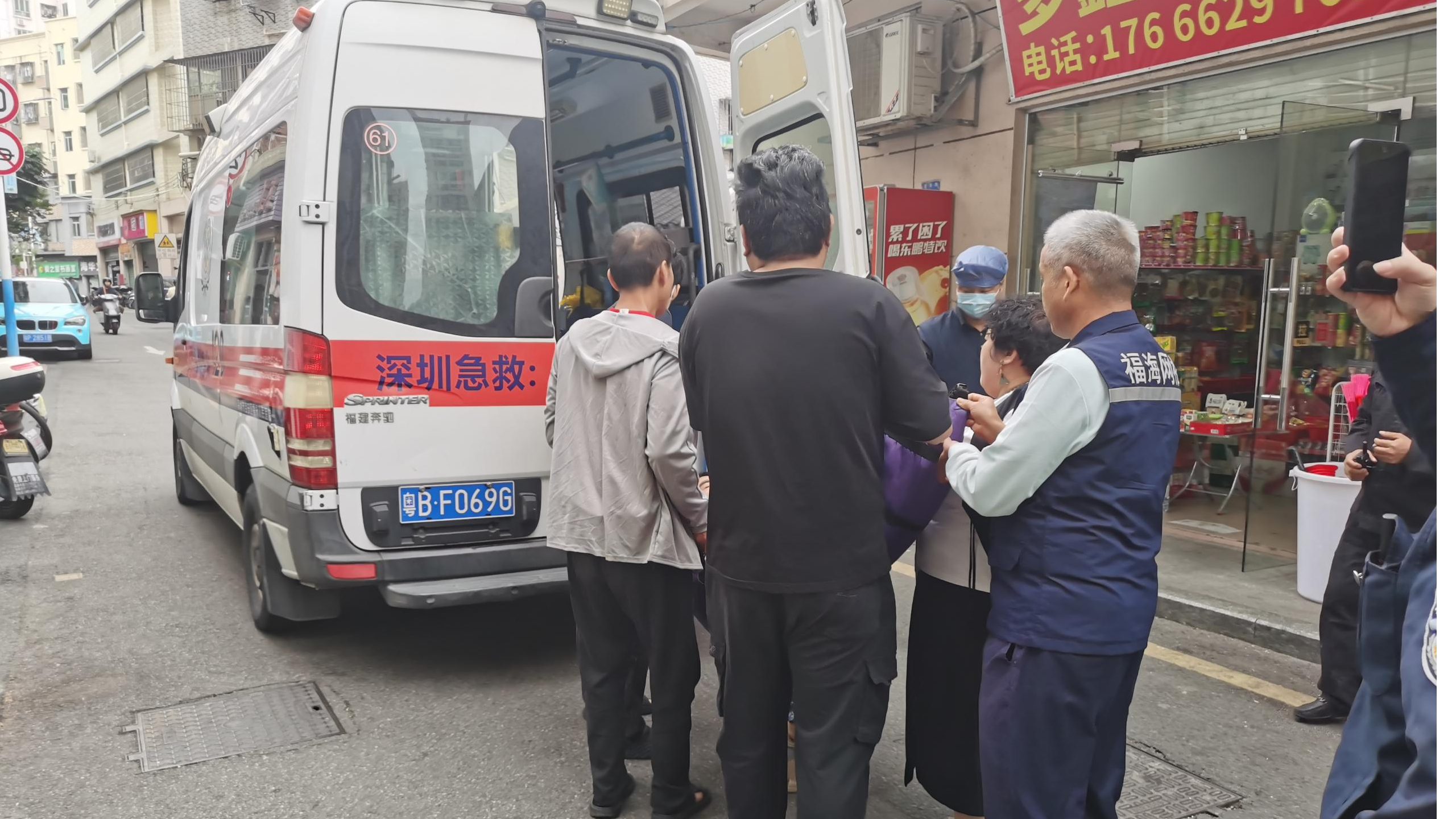 福海网格员精准引导  打通“生命通道”最后一公里