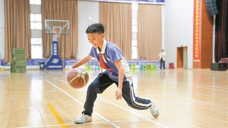 一个普通少年球场上高光十分钟的背后：运球绝了！宝安少年竟将篮球明星晃倒