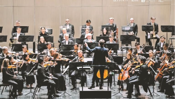 香港管弦乐团首秀前海博得满堂彩