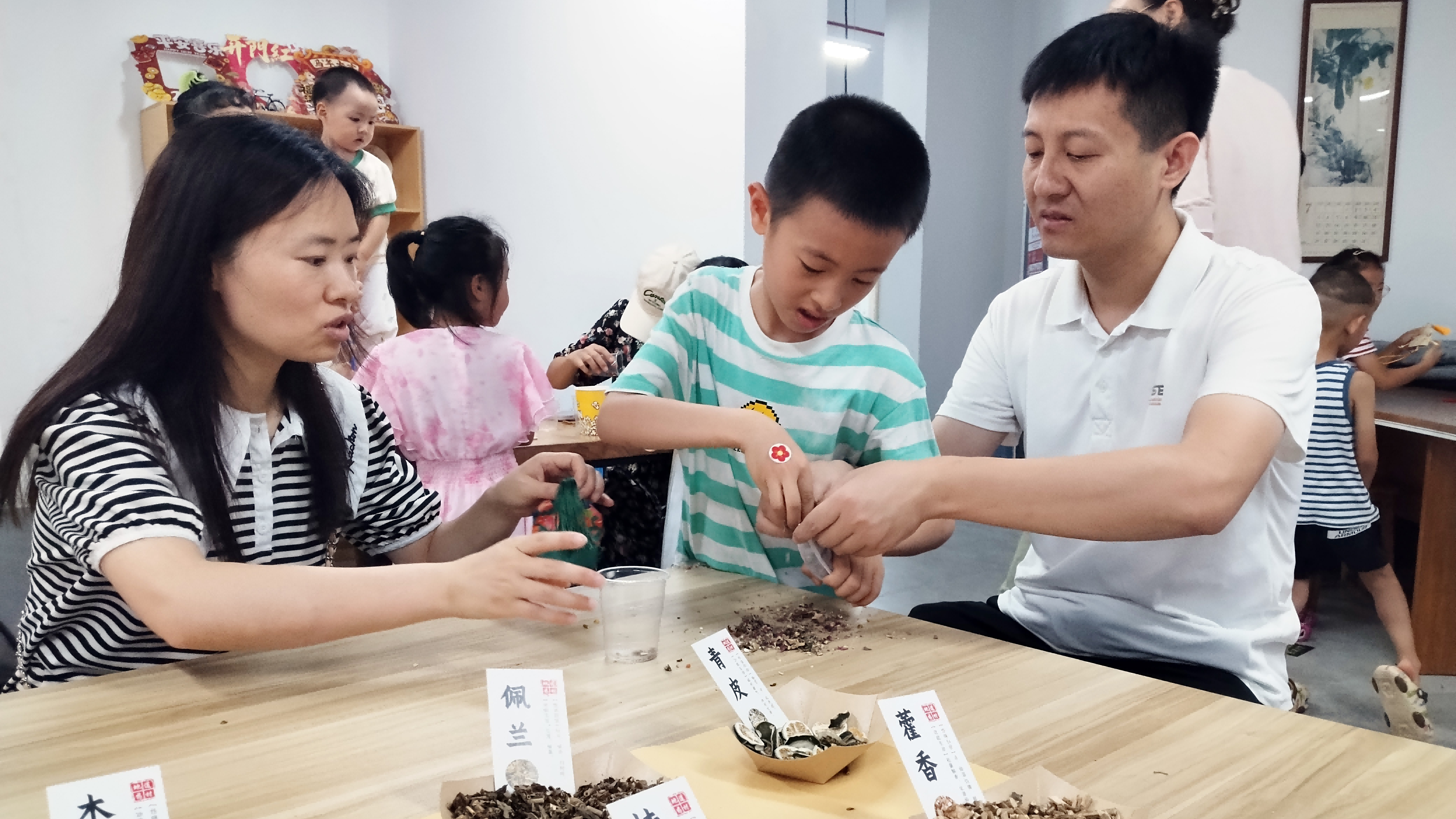 光明惜物博物馆开展端午香囊DIY活动