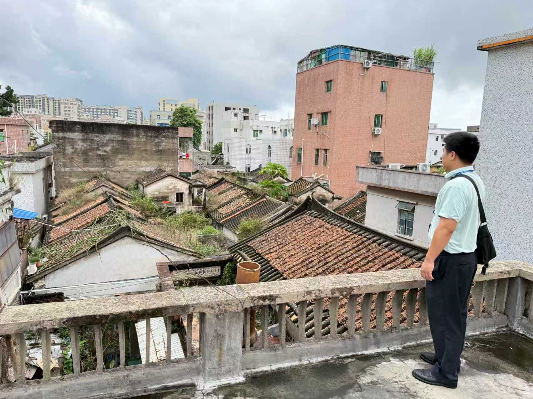 福永网格员雨后加大巡查频率，严防次生灾害