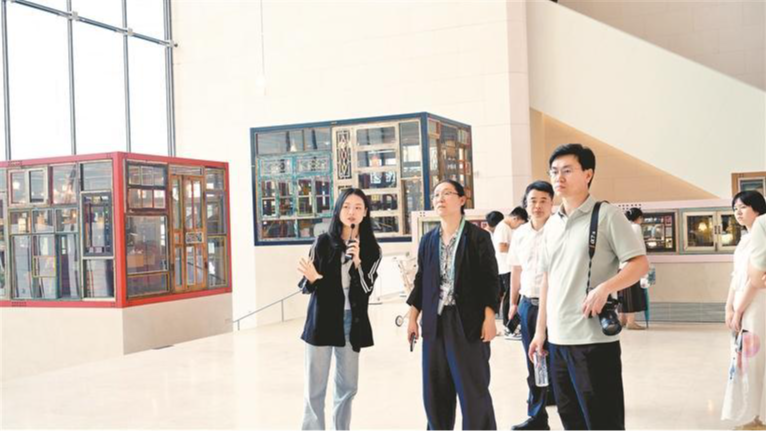 APEC林业部长级会议媒体代表走进光明采访采风