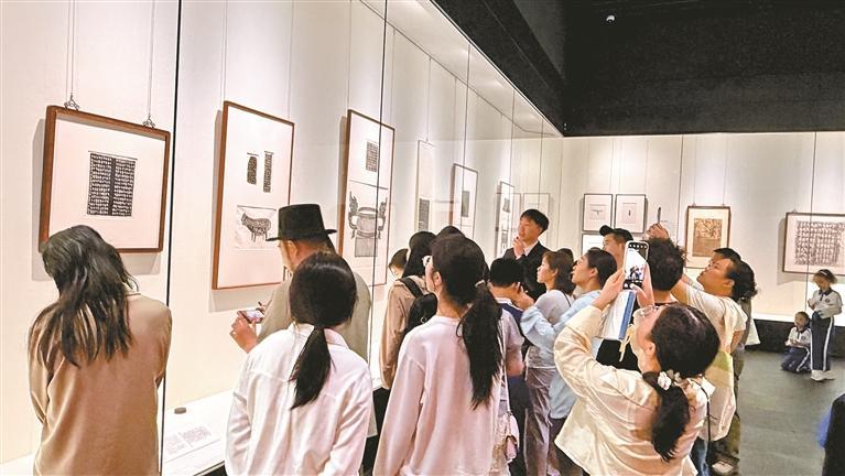 深圳美术馆推出月光看展日，市民纷纷打卡“夜场”展厅