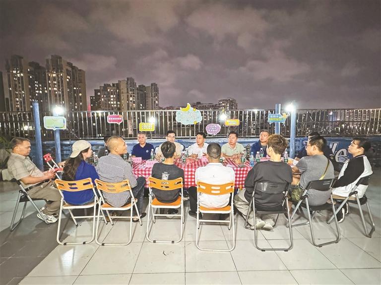 民治红山社区“天台夜话”为居民解忧