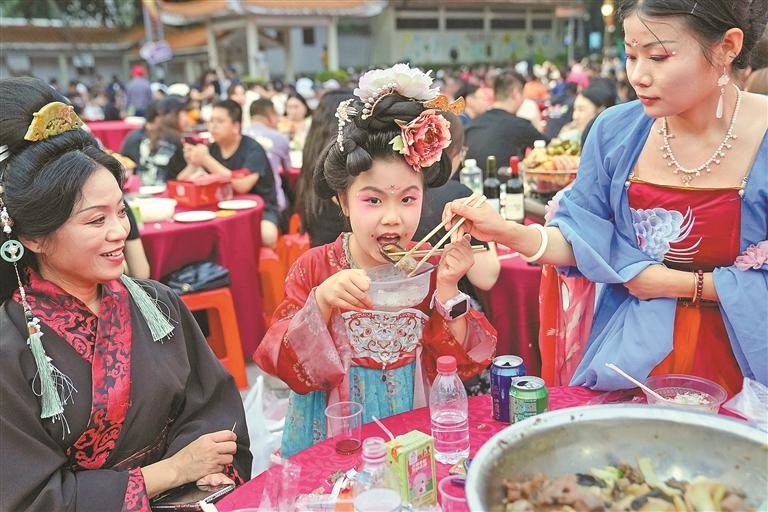 万人同欢千岁宴 一盆乡味聚西乡 西乡北帝三月三庙会千岁盆菜宴热闹开席