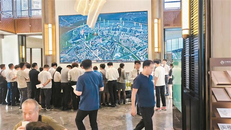 深圳楼市新政实施近一周，龙华区新房项目带看量成交量同比大幅提升