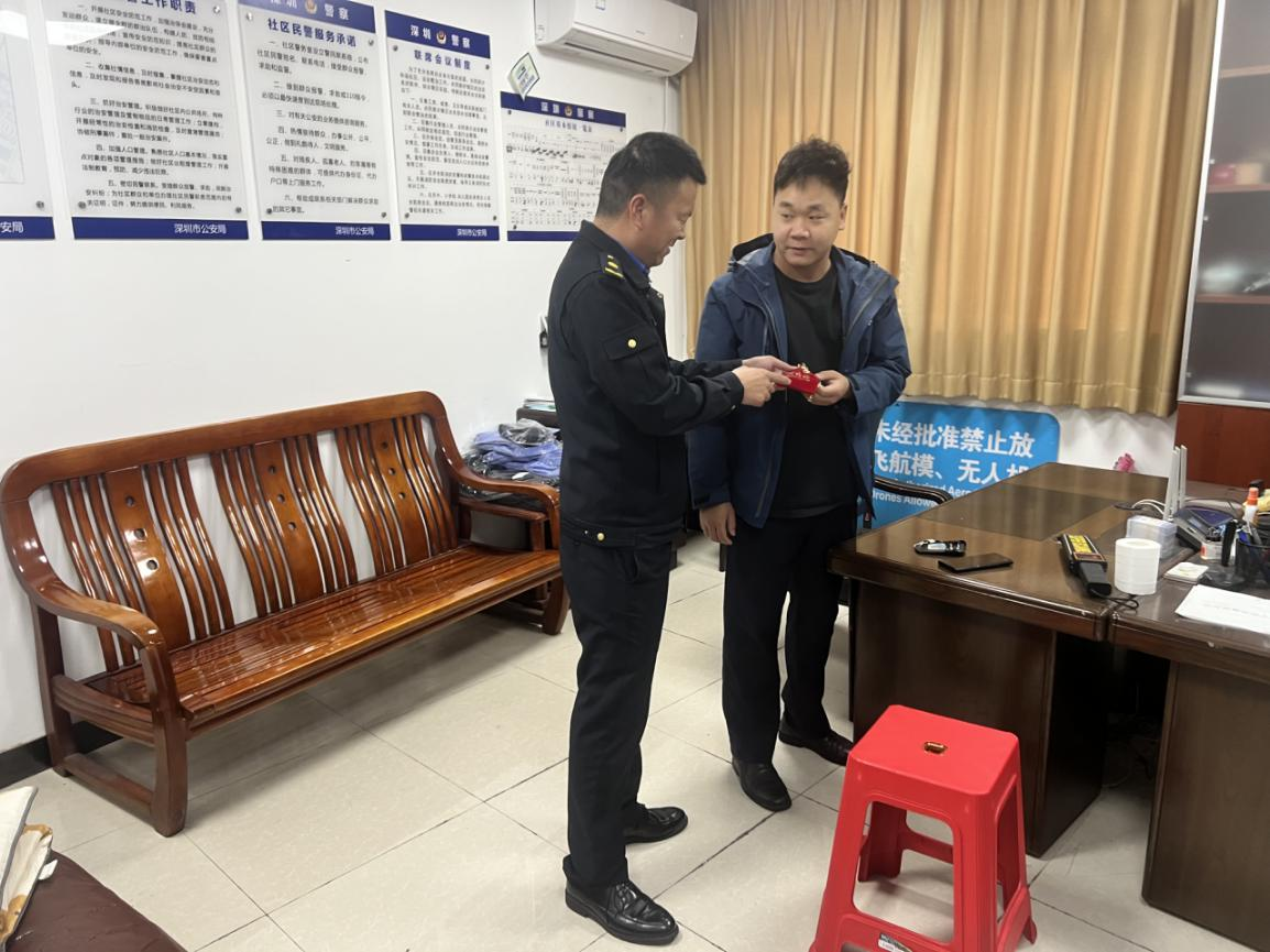 新安湖社区整治队员拾金不昧暖人心