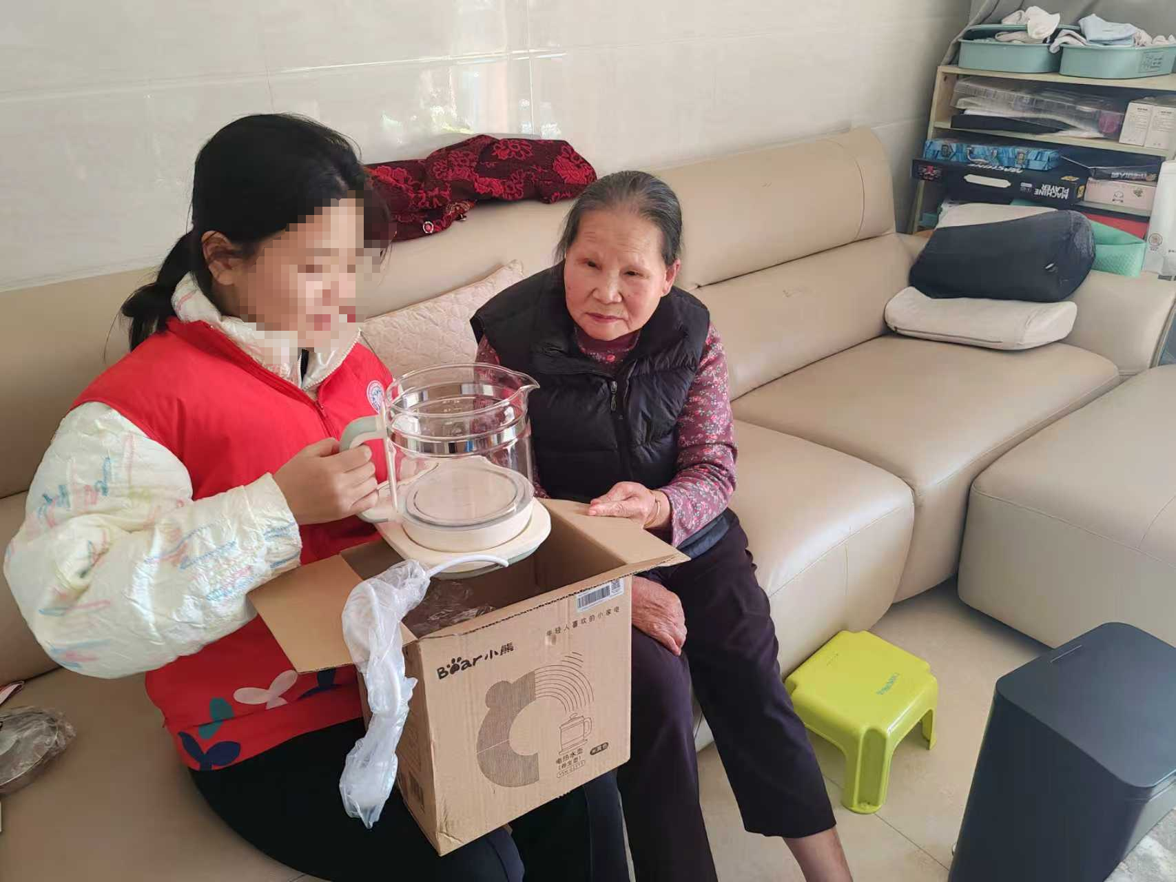 福永社区150位居民喜获“暖心养生壶”