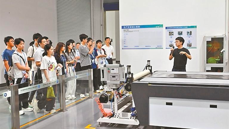 春实践访产业一线 宝安学子看湾区发展