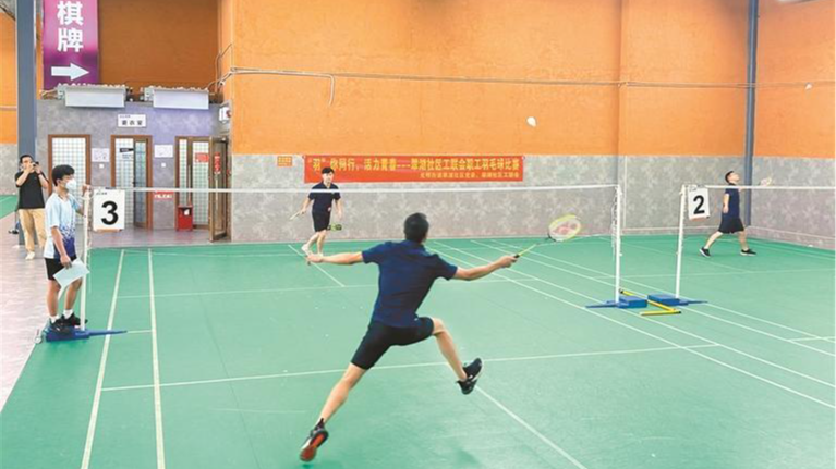 光明翠湖社区举办职工羽毛球比赛