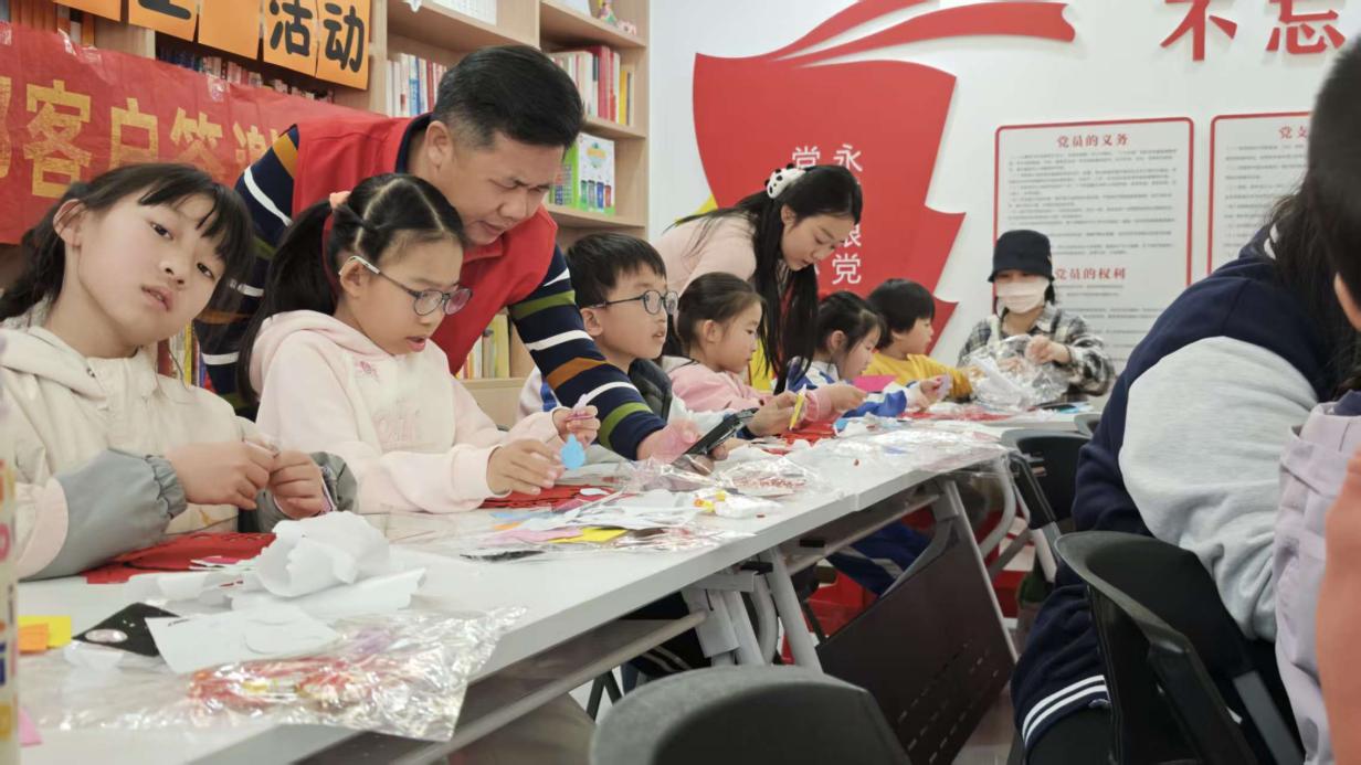 新安海旺社区：醒狮DIY遇上反诈课，中华优秀传统文化与金融安全“双向奔赴”