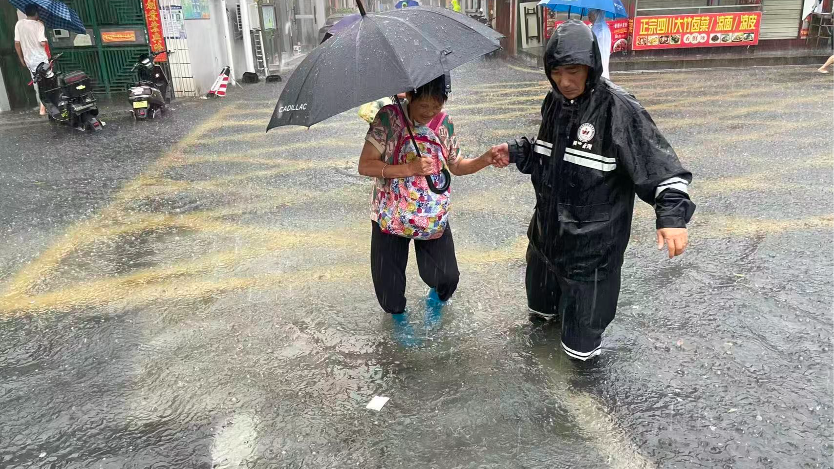 沙井网格员全力应对强降雨天气