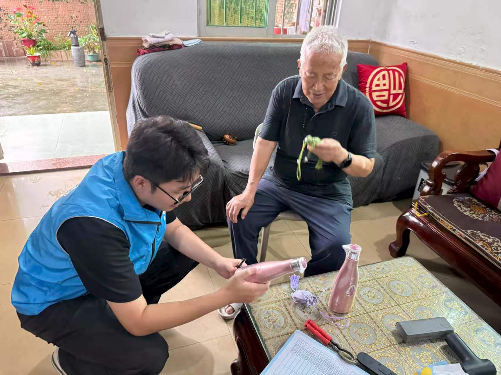 福永聚福社区节前走访关爱特殊群体