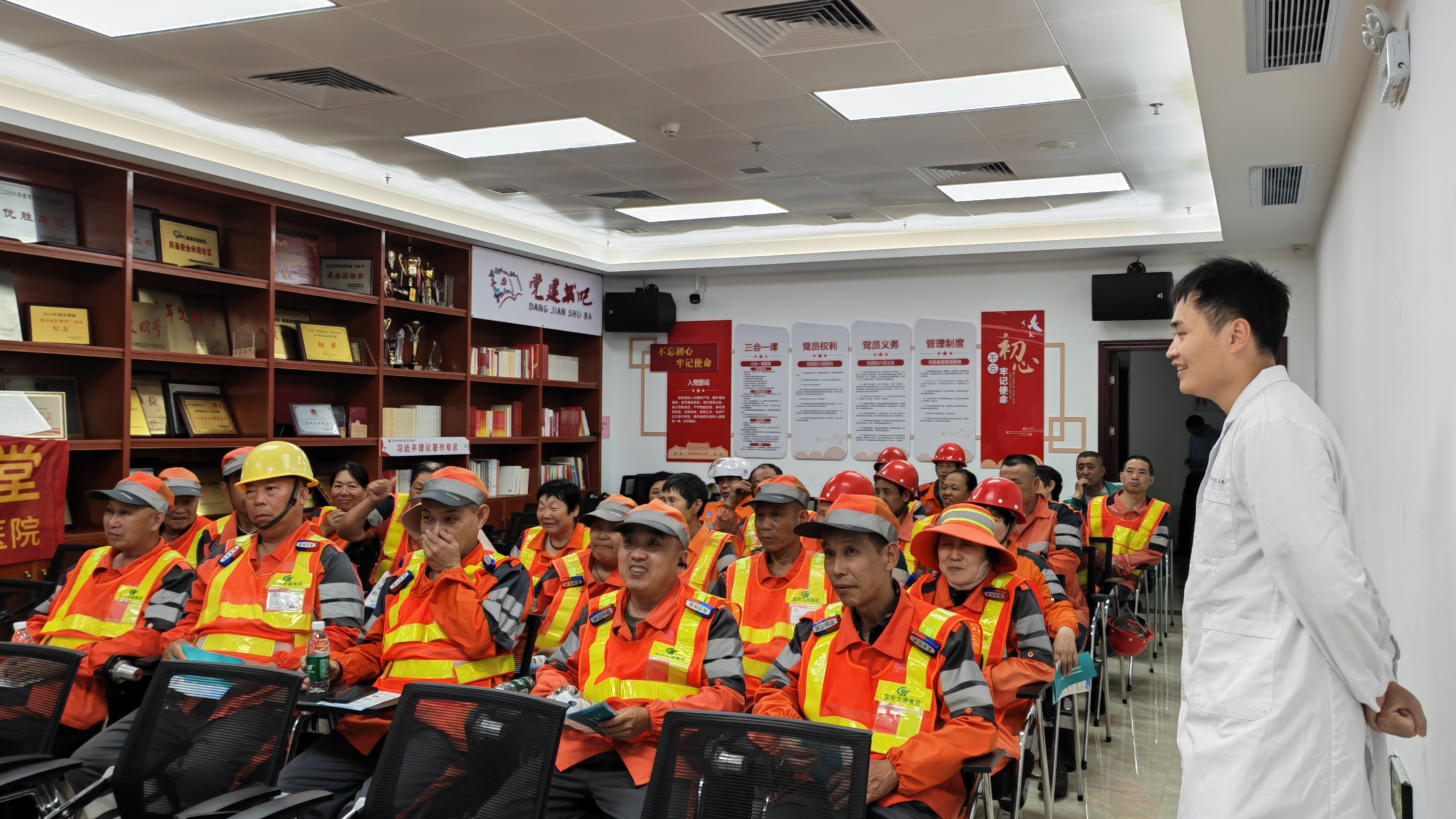 新安海旺社区邀环卫工人学习健康睡眠小知识