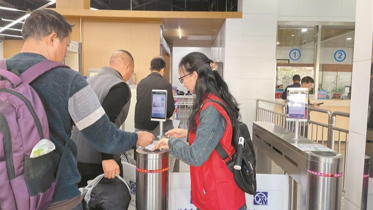 一句“需要帮助吗” 暖了春运归家人！