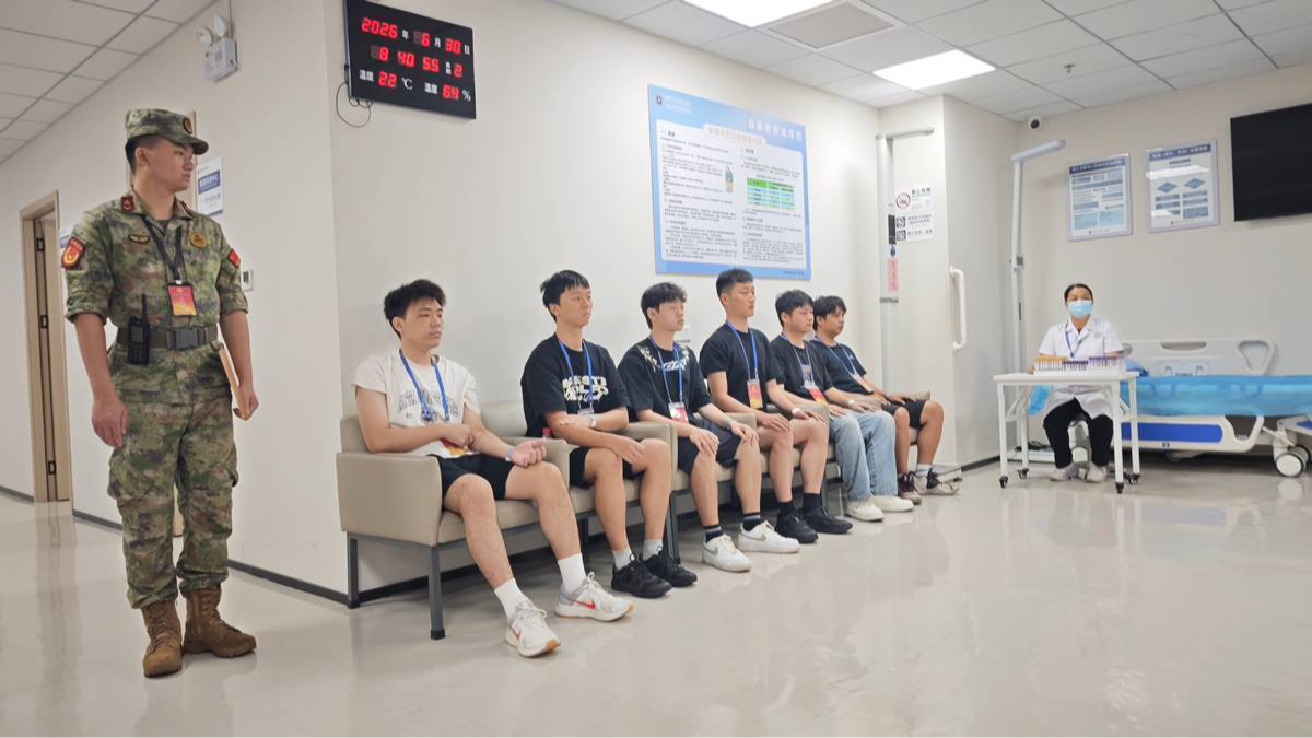 深圳警备区到宝安检查下半年征兵体检工作