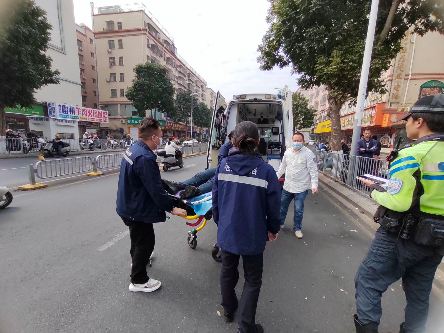 福海街道：巡查途中遇事故 网格员挺身护安全