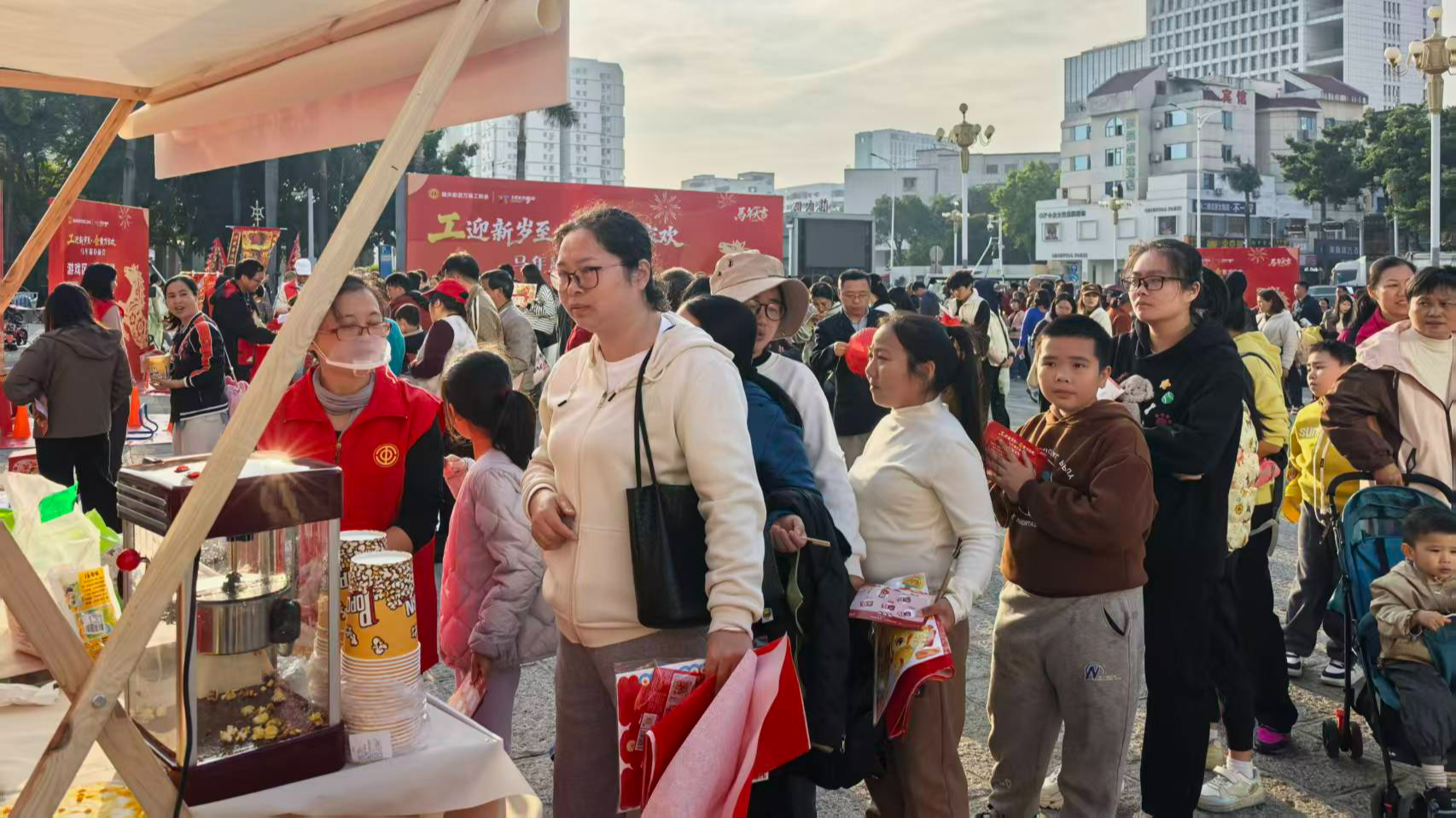 福永万福工联会举办马年新春庙会