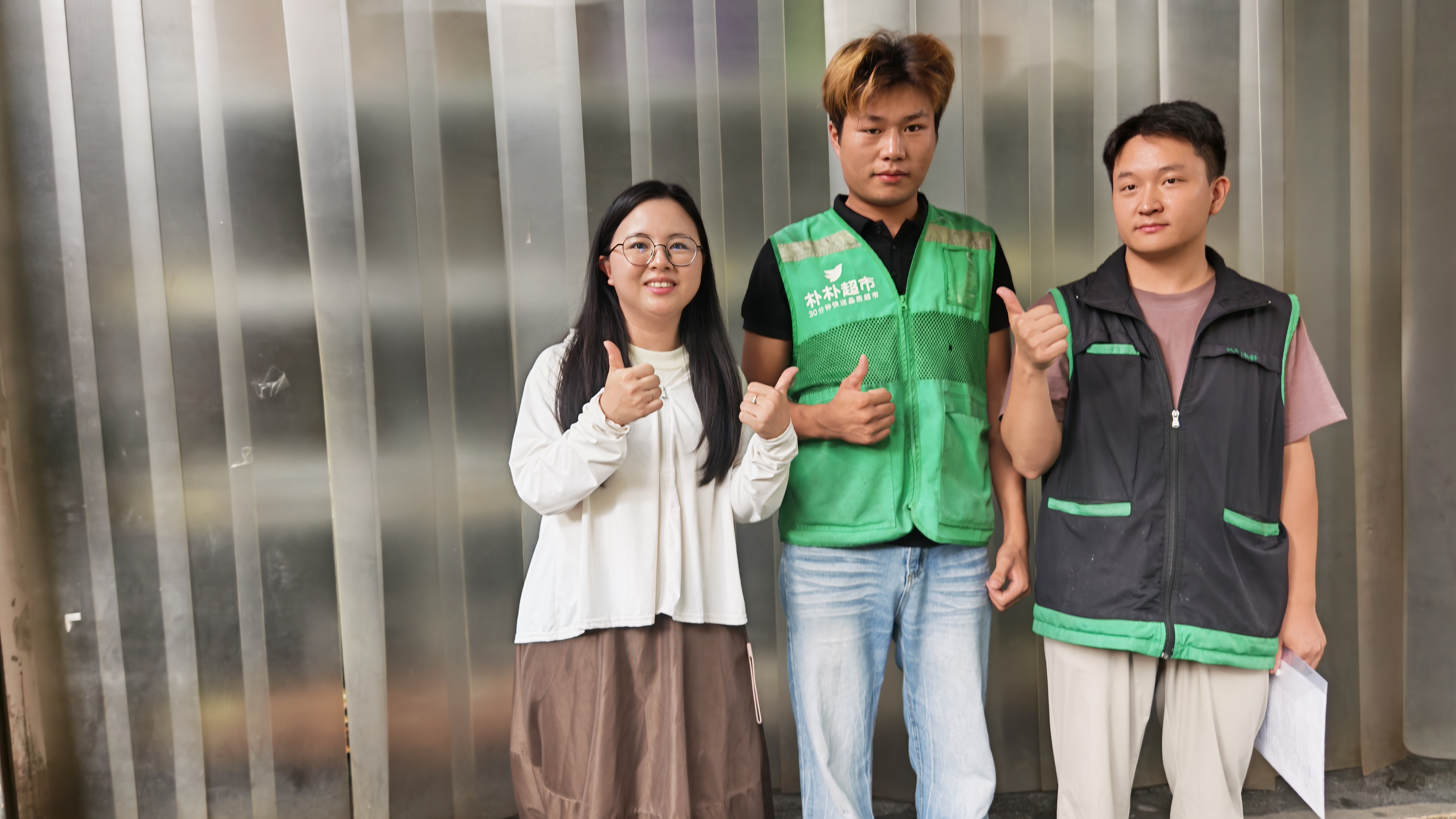 7分钟生命托举！外卖小哥深夜跳河救人，西乡蚝业社区党委为善行义举点赞