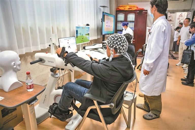 宝安又出黑科技！残疾人用“意念”写字喝水，科幻成真