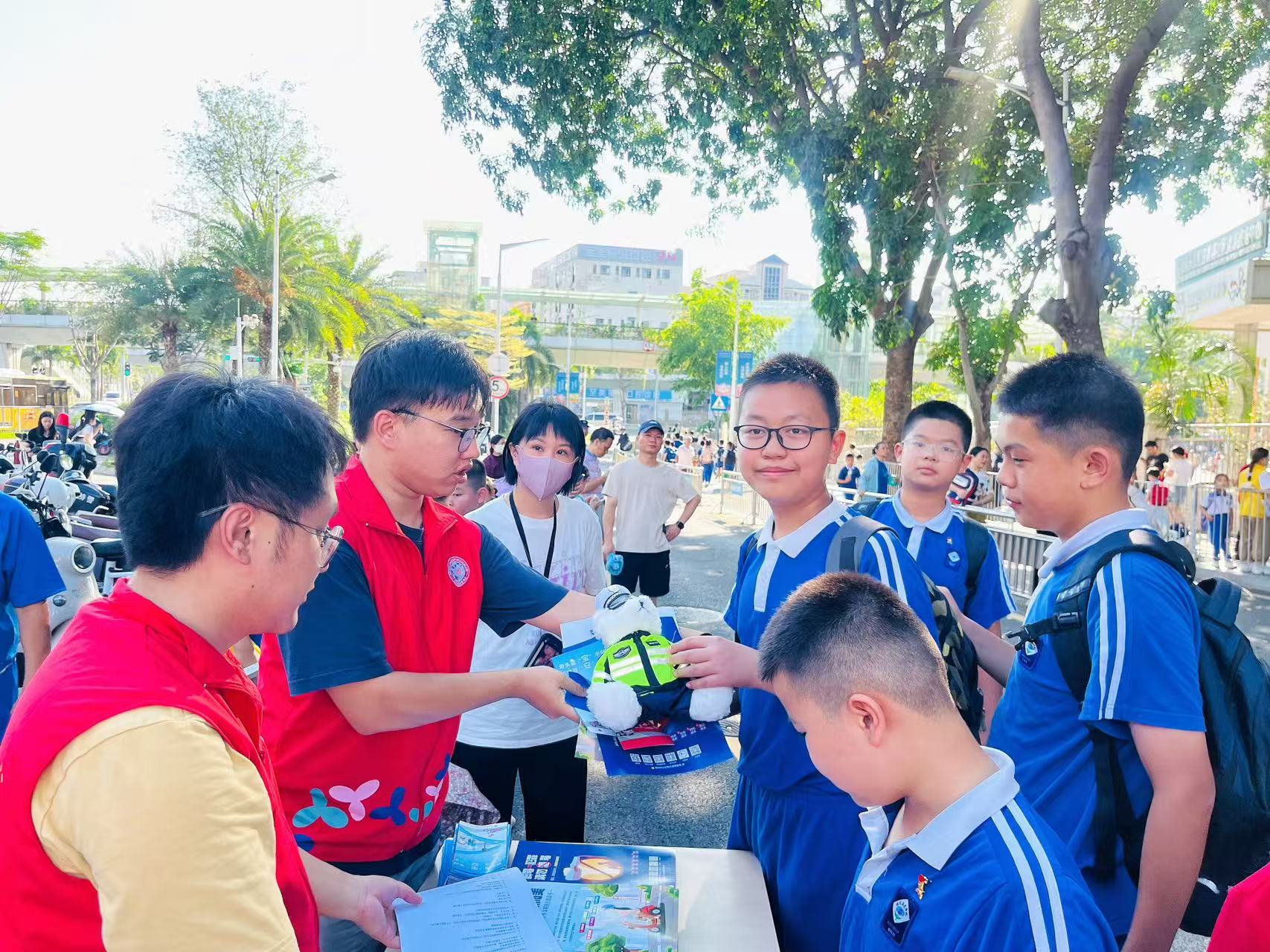 福海塘尾万里学校开展交通安全宣传活动