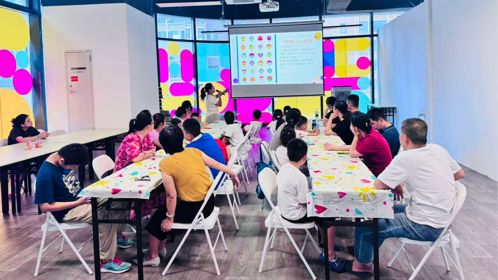 福海塘尾社区亲子流沙瓶活动温情解隔阂