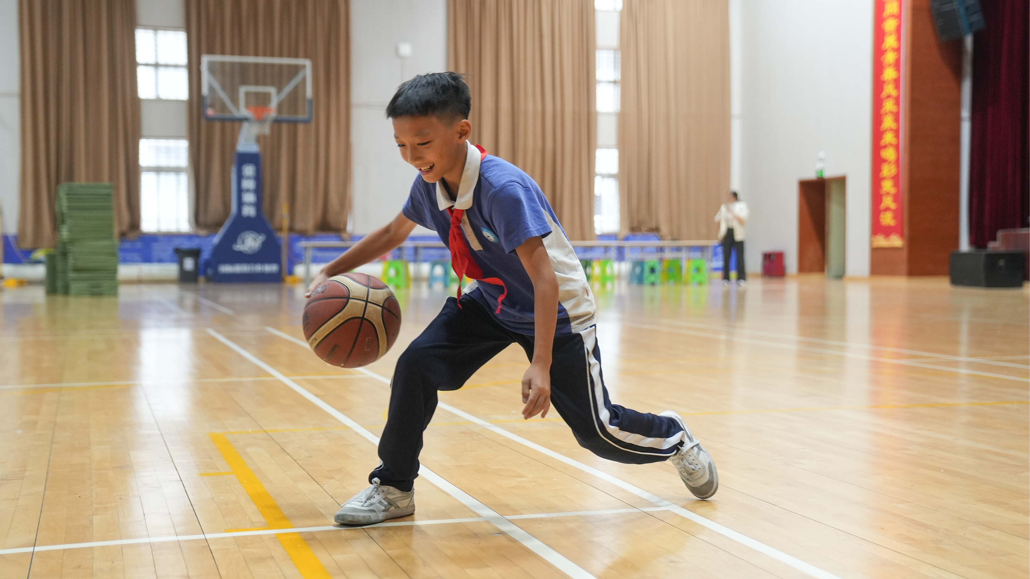 宝安少年晃倒CBA外援！威姆斯惊呼：中国篮球未来之星