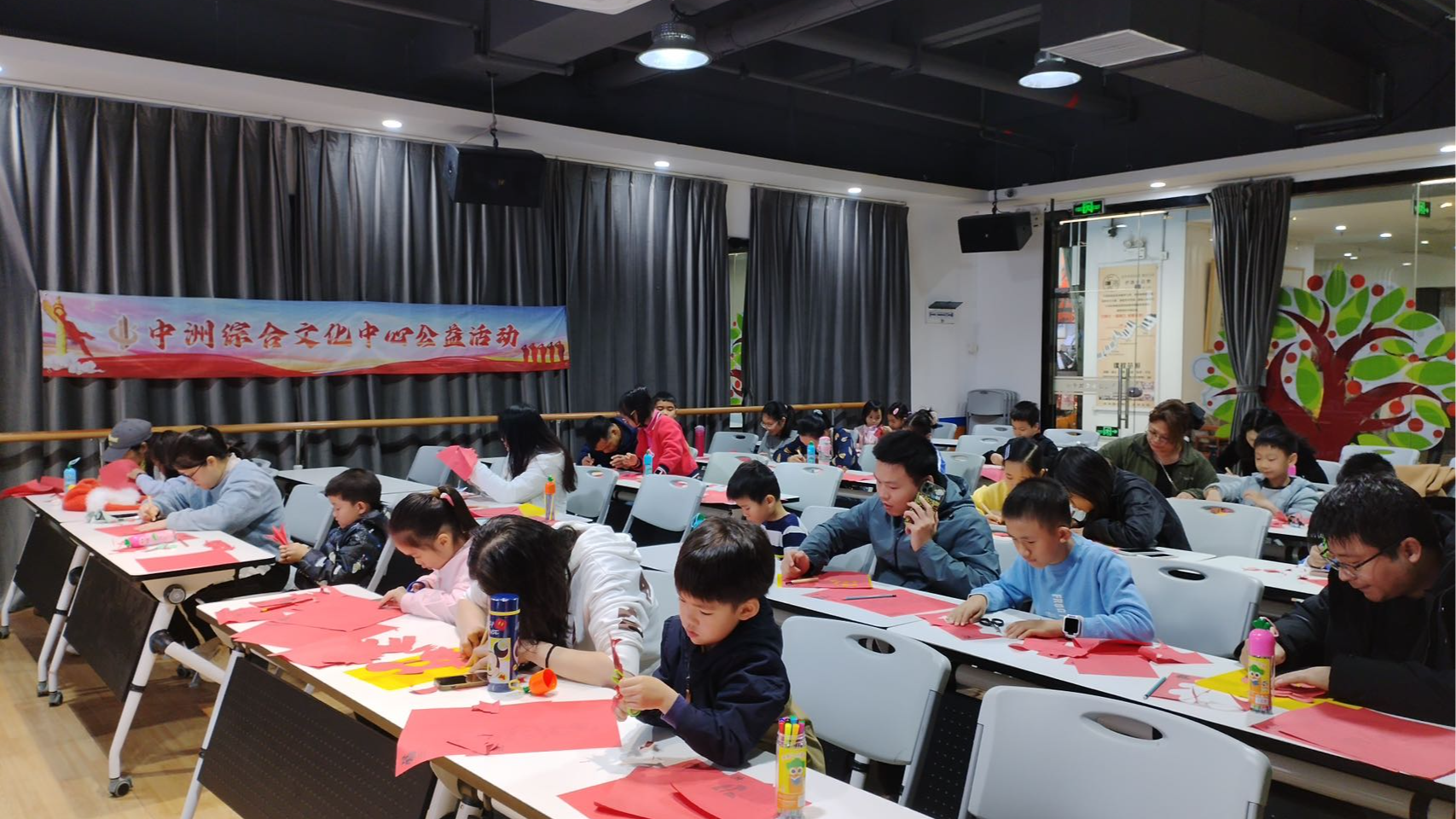 指尖生花传非遗，亲子同乐迎新春—中洲综合文化中心举办剪纸亲子活动