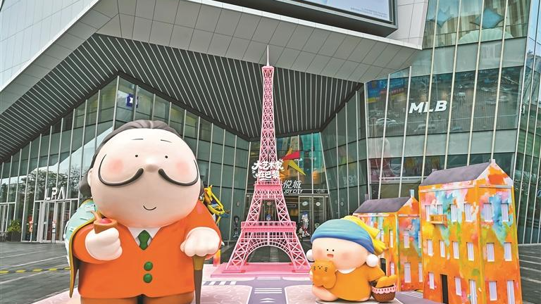 粉红色埃菲尔铁塔“争艳”宝安大悦城