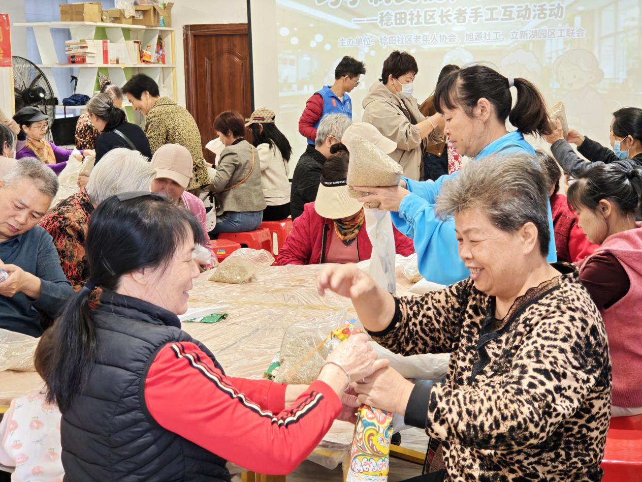 巧制艾枕，乐享健康时光！福海稔田社区开展长者手工互动活动