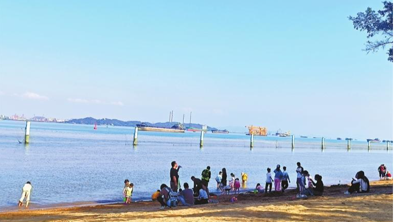 中午吃年饭 晚上包饺子 体验广州的“短袖”除夕