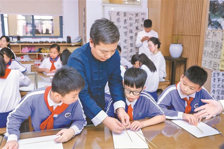 龙华街道举行麦秆（麦金）画第五代传承人拜师仪式，助力冲刺省级非遗