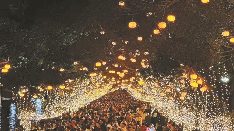 湖光映灯影 堤岸连人潮——正月初二游惠州西湖有感