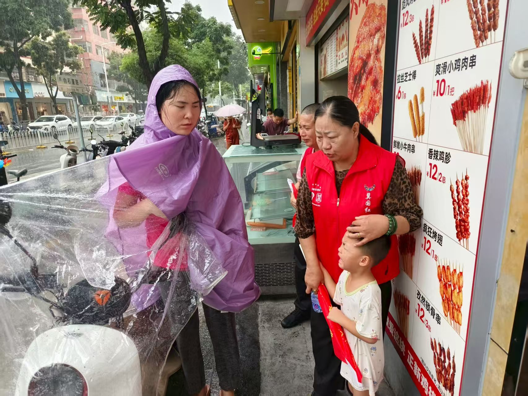 福永党员志愿者帮助走失儿童找到家人
