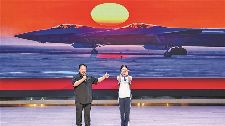 中国空军历史上首任发言人走进宝安校园讲学《中国心和科技力》