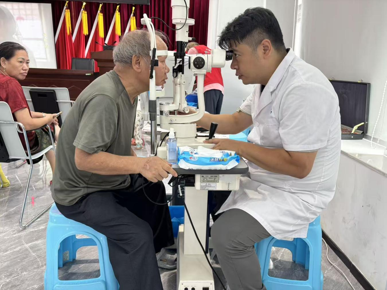 马田南庄社区义诊服务点亮长者清晰“视”界