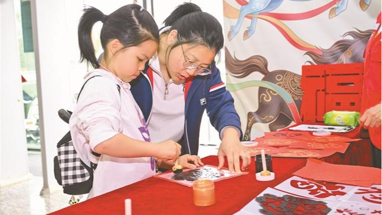 宝安青少年宫上演沉浸式新春文明实践课