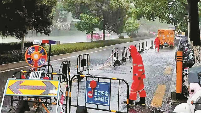 暴雨倾盆，他们逆行而上