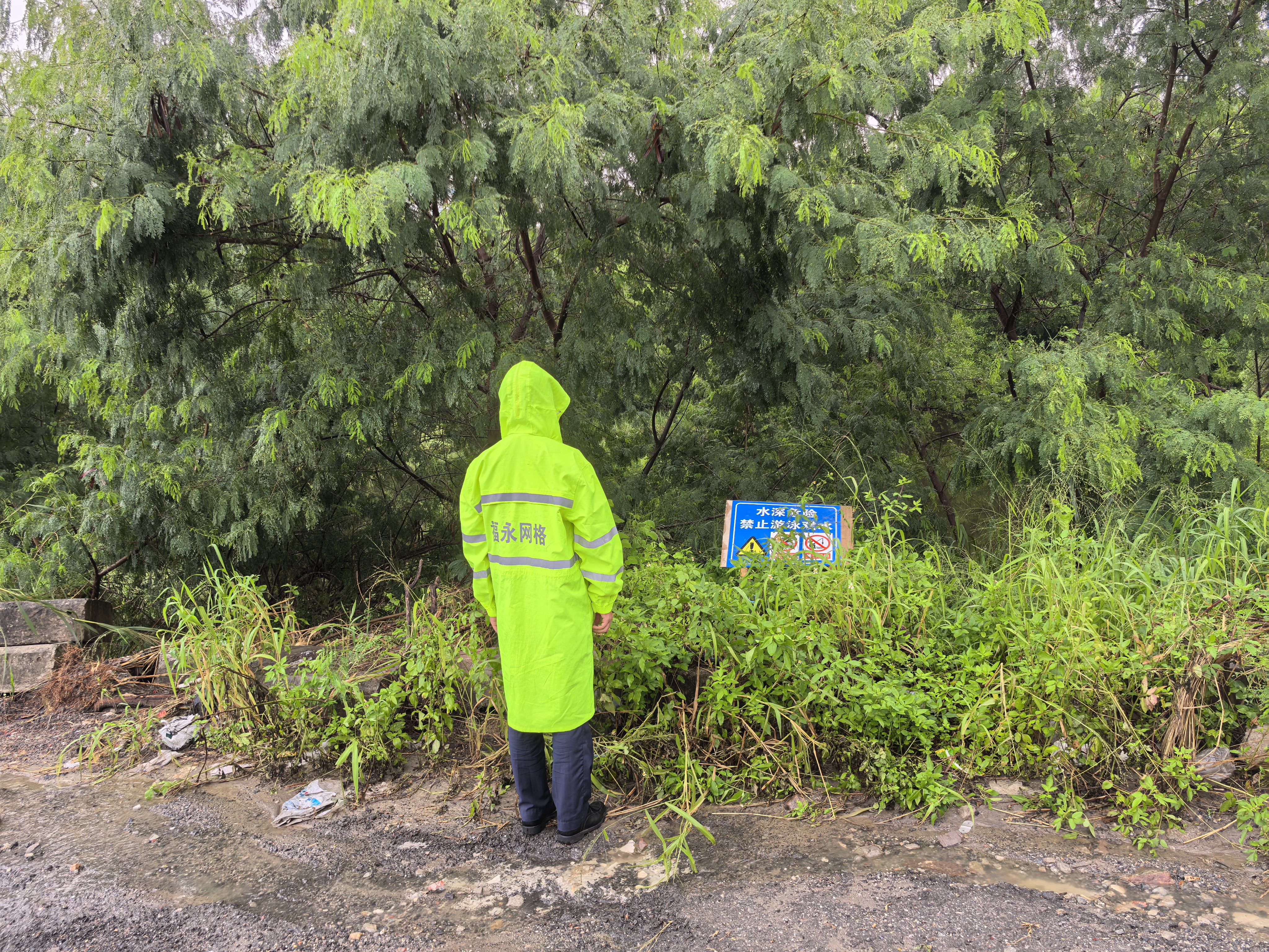 福永街道网格员精密排查隐患筑牢防汛安全线