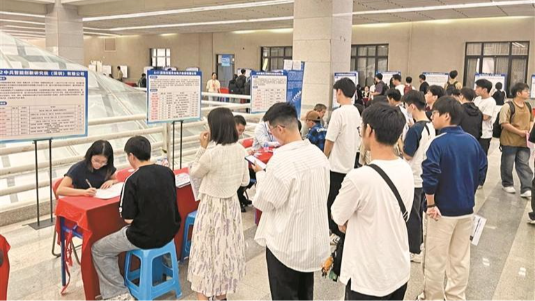 光明企业与1944人初步达成就业意向