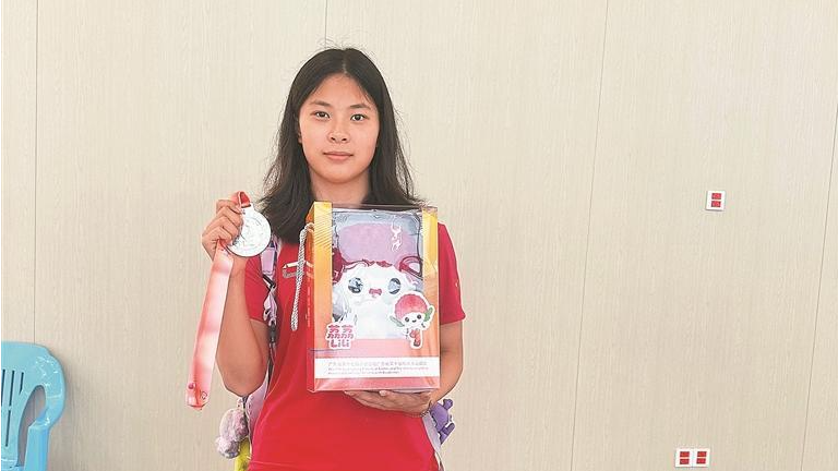 从“摸鱼少女”变成蝶泳银牌得主！光明游泳小将吕欣妍站上省运会领奖台