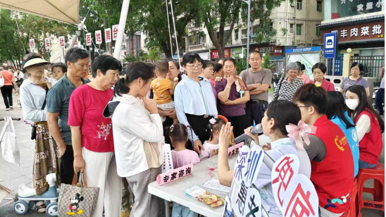 福海桥头社区为30多位老人普及就医优惠政策